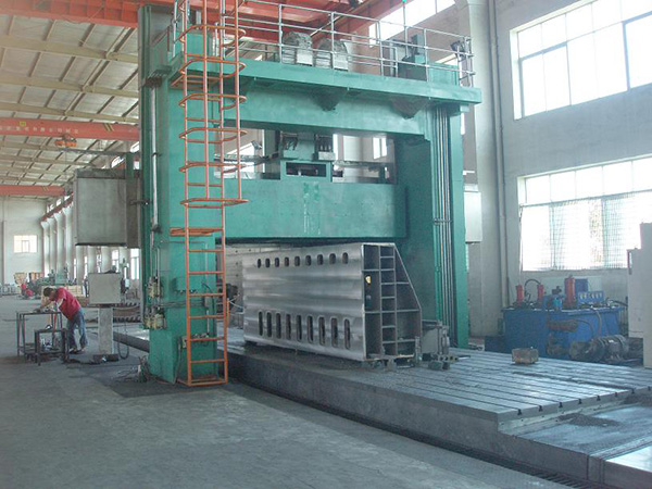 NC boring and milling machine